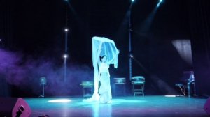 Китайский танец с зонтиком и вуалью