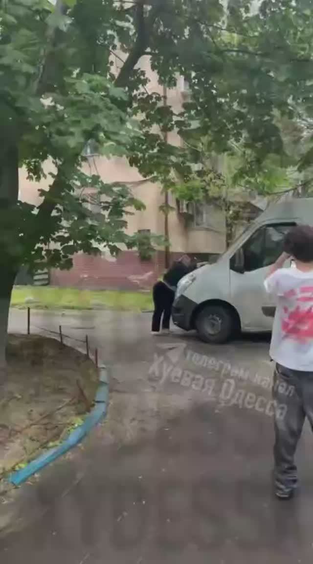 Одесса - каратели ТЦК медленно уезжают с похищенным одесситом смотреть онлайн