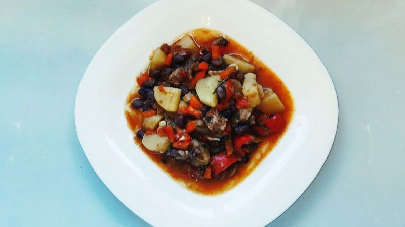 Сытное азу со свининой и красной фасолью смотреть онлайн
