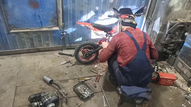 Установка двигателя с электростартером с Озона, на детский питбайк 49cc. смотреть онлайн