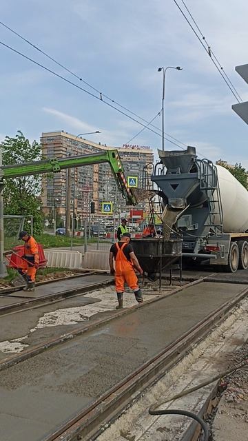 Заливка бетонной подушки перед асфальтированием