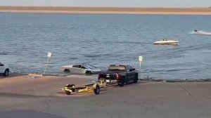 Решил заехать на Tesla Cybertruck в озеро, чтобы проверить машину, и был арестован
