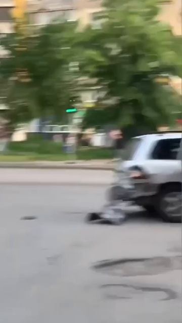 ❗️Девушка мобилизованного парня протаранила бус ТЦК, после чего прохожие разбили в нем окна 2