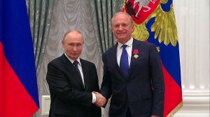 Владимир Путин в Кремле вручил государственные награды.