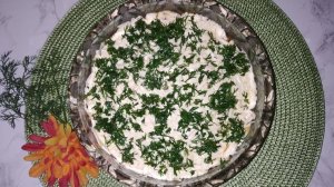 Пикантный салат с колбасным сыром и копченой курицей