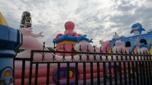 Посмотри какой у нас парк с уточками, в твоем городе такого нет. Только в Санкт-Петербурге