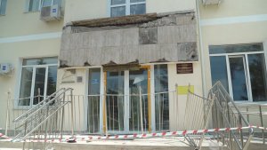 Во время группового фото выпускников в школе №13 обрушился балкон