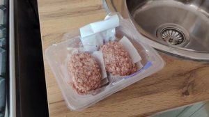 Пожарила полуфабрикаты котлет, зацвели акации.