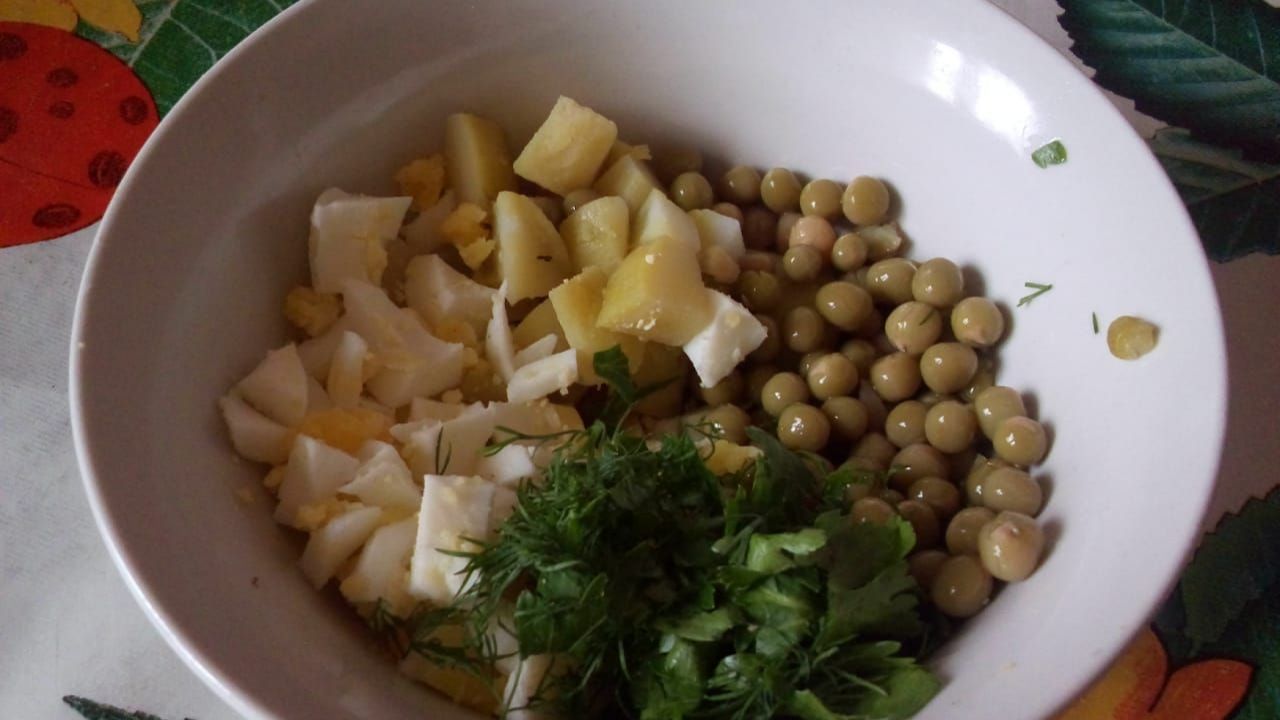 Сытный салат из картофеля, зеленого горошка и яйца с зеленью смотреть онлайн
