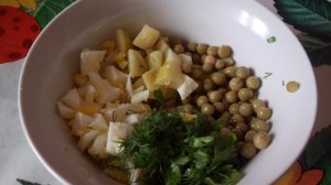 Сытный салат из картофеля, зеленого горошка и яйца с зеленью
