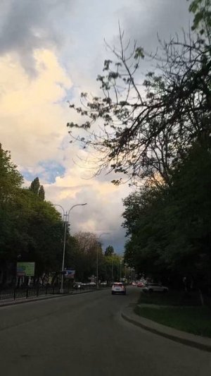 Едем по центру Пятигорска и смотрим на страшные градовые тучи