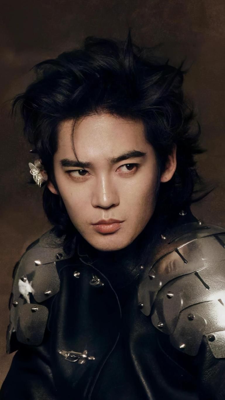 Китайский актер Юй Ши (Yu Shi, 于适) - закадровое для фотосессии Harpers Bazaar (13.01.25)