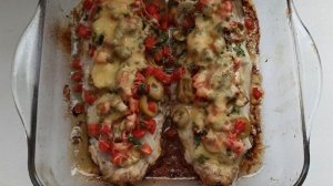 Цветная скумбрия с маслинами и овощами под сыром