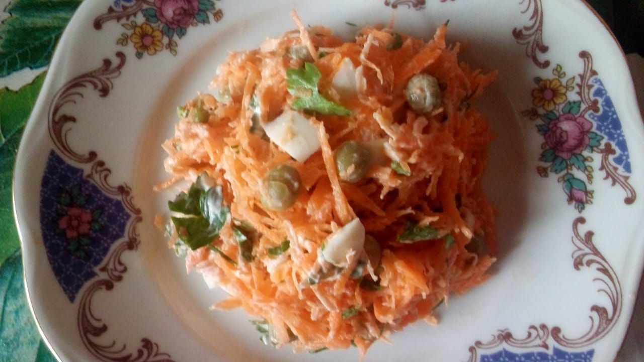Салат из свежей моркови, яйца и зеленого горошка смотреть онлайн