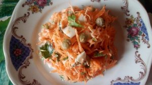 Салат из свежей моркови, яйца и зеленого горошка