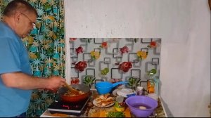 ЗАПРЯГЛА ЕГО Сегодня! КИПИШЬ НА КУХНЕ.