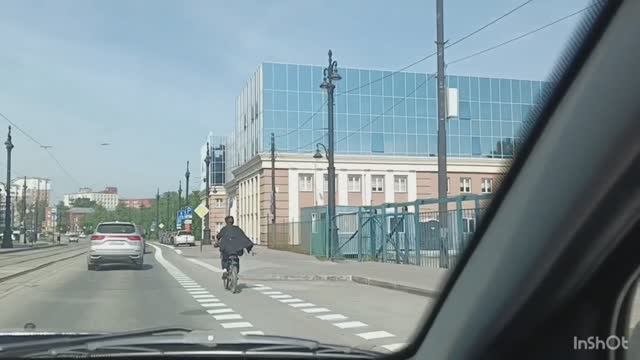 Поехали в город мимо самого красивого здания