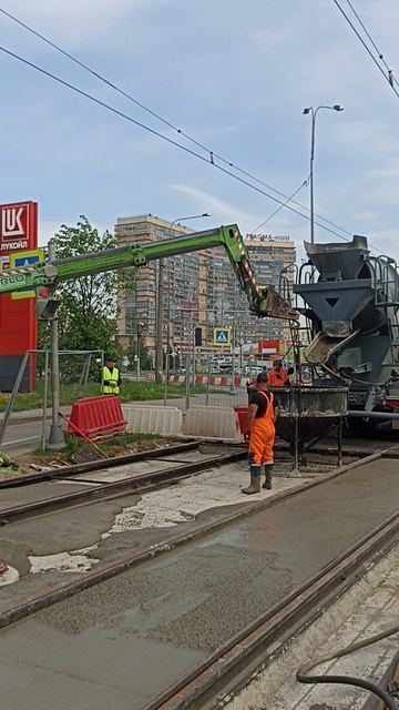Заливка бетонной перед укладкой асфальта