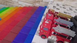 Миниатюрные машинки Disney Cars ☆ скатываются с красочного склона и падают в воду♪ Видео детям