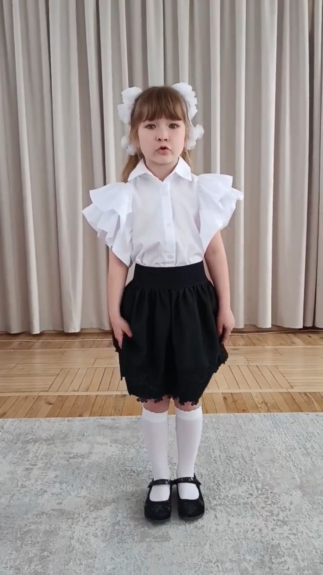 Соломония читает стих " Тоска по Родине "