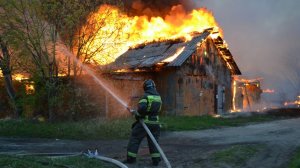 Мощный пожар уничтожил десятки строений в Архангельской области