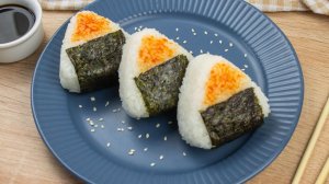 Онигири с сыром и соусом шрирача