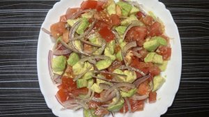Запеченная скумбрия с салатом из авокадо