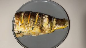 Запеченный карп с лимоном и чесноком