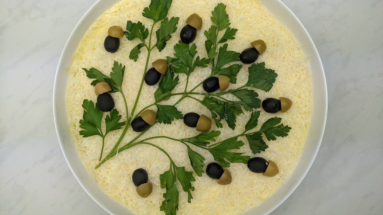 Оригинальный салат из копченой скумбрии с овощами и грибами смотреть онлайн