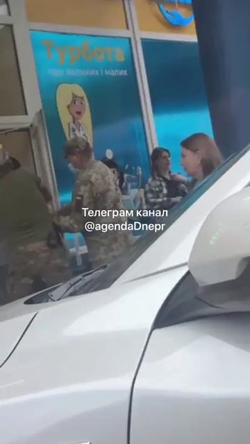Днепропетровск. Могилизовали у двери магазина 