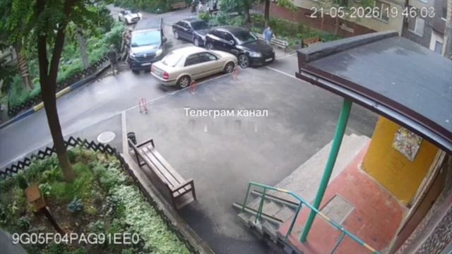 ❗️Девушка мобилизованного парня протаранила бус ТЦК, после чего прохожие разбили в нем окна 1