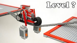 Испытайте равновесие автомобиля LEGO на гусеничном мосту
