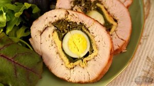 РУЛЕТ ИЗ ИНДЕЙКИ СО ШПИНАТОМ, ОМЛЕТОМ И ПЕРЕПЕЛИНЫМИ ЯЙЦАМИ