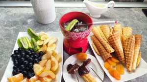 Шоколадный фондю с фруктами и вафельными трубочками