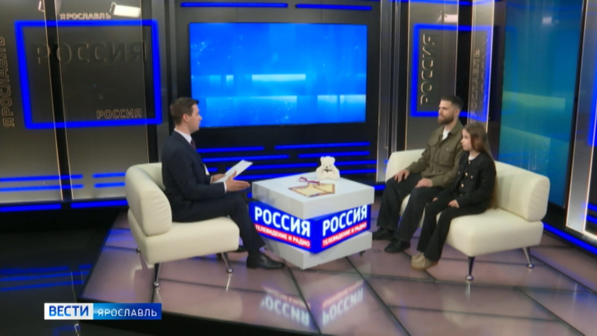 Победительница всероссийских соревнований по дзюдо София Копрова и ее тренер Михаил Костин