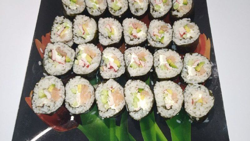 Полезные роллы из нори с семгой и крабовыми палочками смотреть онлайн