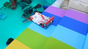 Множество миниатюрных машинок скатываются с красочного склона и падают в воду ♪Видео детям
