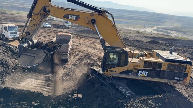 CAT 385C Loading Mercedes & MAN Trucks at the Mine - Sotiriadis⧸Labrianidis Mining Works смотреть онлайн
