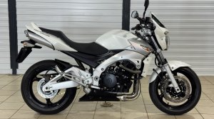 Suzuki gsr600 white