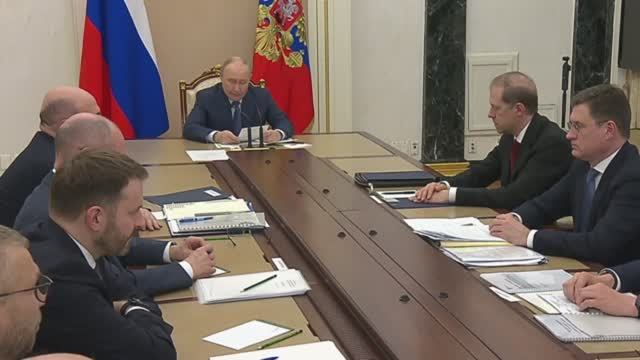Президент РФ Владимир Путин провёл совещание по экономическим вопросам. смотреть онлайн