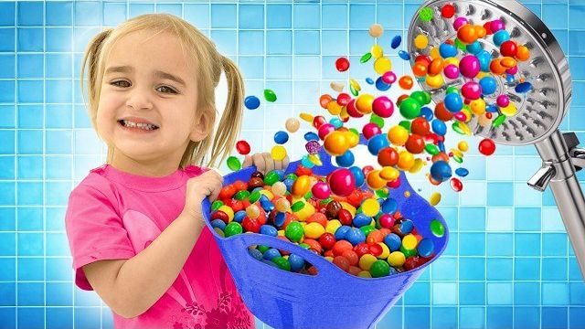 Волшебное приключение Алисы в ванной с конфетами