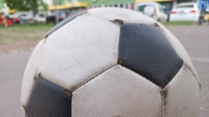 играет в футбол