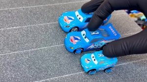 Мини-машинки Disney Pixar Cars ☆ Tiny Cars съезжают вниз и падают в воду♪ Видео детям