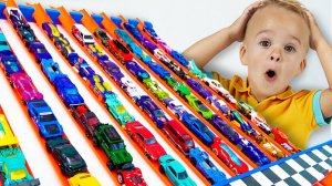 Крис играет с машинками Hot Wheels и строит Hot Wheels City.