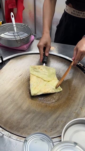 Красивая и трудолюбивая девушка делает панкейк #streetfood