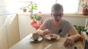 #Завтрак творог со сметаной и две котлеты для верности.