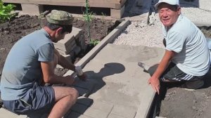 Брусчатка пошла в работу и уже что то стало видно.