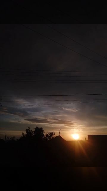 У меня такое ощущение, что ночью будет гроза ⚡ из-за того, что сегодня было очень жарко смотреть онлайн