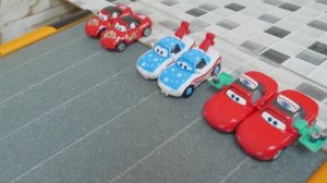Мини-машинка из мультфильма Disney Pixar «Тачки» и не только ☆ Падение в воду видео детям
