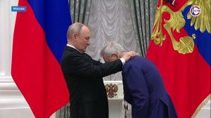 Владимир Путин вручил в Кремле государственные награды